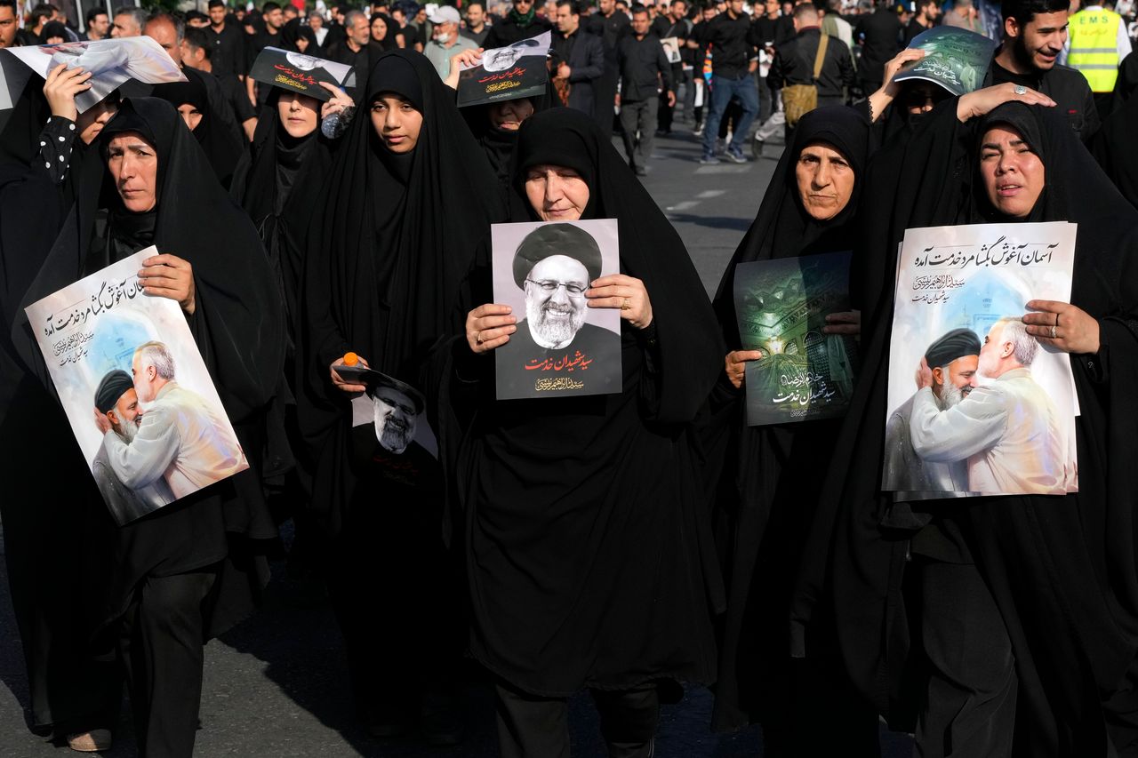 Οι πενθούντες παρακολουθούν την τελετή κηδείας του εκλιπόντος Ιρανού προέδρου Εμπραχίμ Ραΐσι, που απεικονίζεται στις αφίσες, και των συντρόφων του, οι οποίοι σκοτώθηκαν σε συντριβή ελικοπτέρου την Κυριακή σε ορεινή περιοχή του βορειοδυτικού τμήματος της χώρας, στην Τεχεράνη, Ιράν, Τετάρτη 22 Μαΐου 2024.