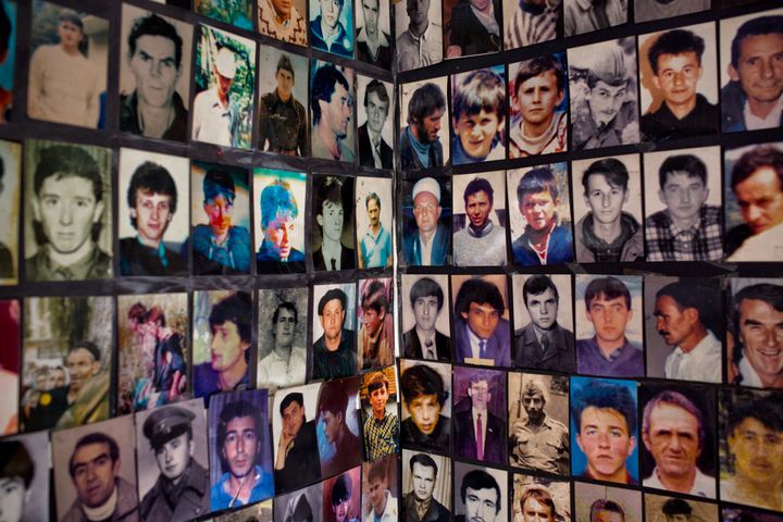 Σάββατο, 11 Νοεμβρίου 2017, φωτογραφία της σφαγής της Σρεμπρένιτσα το 1995. Νεκροί και αγνοούμενοι σε έναν τοίχο στην Ένωση Γυναικών της Σρεμπρένιτσα στην Τούζλα της Βοσνίας. Καθώς ένα δικαστήριο του ΟΗΕ ετοιμάζεται να εκδώσει την ετυμηγορία του στην υπόθεση εναντίον του Ράτκο Μλάντιτς, του πρώην Σερβοβόσνιου στρατιωτικού ηγέτη κατά τη διάρκεια του πολέμου της βαλκανικής χώρας το 1992-1995, τα λείψανα πολλών θυμάτων για τα οποία κατηγορείται εξακολουθούν να περιμένουν την ταυτοποίηση. (AP Photo/Amel Emric)