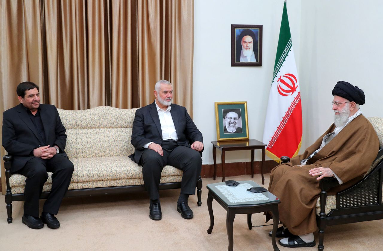 Σε αυτή τη φωτογραφία που δημοσιεύεται από την επίσημη ιστοσελίδα του γραφείου του ανώτατου ηγέτη του Ιράν, ο ανώτατος ηγέτης Αγιατολάχ Αλί Χαμενεΐ, δεξιά, μιλάει με τον επικεφαλής της Χαμάς Ισμαήλ Χανίγια, στο κέντρο, καθώς ο εκτελών χρέη προέδρου του Ιράν Μοχάμαντ Μοχμπέρ κάθεται στα αριστερά, κατά τη διάρκεια της συνάντησής τους στην Τεχεράνη, Ιράν, Τετάρτη 22 Μαΐου 2024