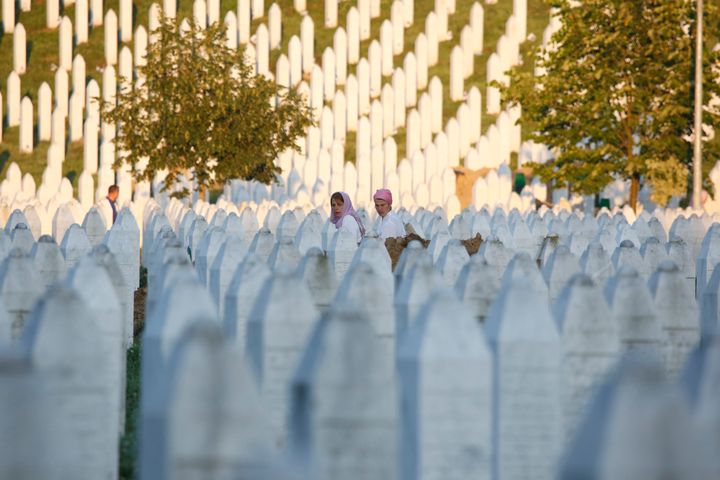 Βόσνιες ανάμεσα στις ταφόπλακες καθώς αναζητούν τον συγγενή τους κατά τη διάρκεια της τελετής κηδείας για 136 θύματα στο μνημείο Potocari κοντά στη Σρεμπρένιτσα, 150 χιλιόμετρα (94 μίλια) βορειοανατολικά του Σεράγεβο, Βοσνία-Ερζεγοβίνη, Σάββατο 11 Ιουλίου 2015. Στις 11 Ιουλίου 1995, τα σερβικά στρατεύματα κατέλαβαν τον ανατολικό βόσνιο μουσουλμανικό θύλακα της Σρεμπρένιτσα και εκτέλεσαν περίπου 8.000 μουσουλμάνους άνδρες και αγόρια, που τα διεθνή δικαστήρια έχουν χαρακτηρίσει ως πράξη γενοκτονίας, και τα πρόσφατα αναγνωρισμένα θύματα της γενοκτονίας εξακολουθούν να ενταφιάζονται εκ νέου στο Σρεμπρένιτσα. (AP Photo/Amel Emric)