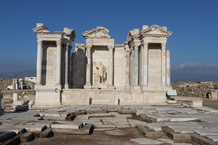 Άποψη από την αρχαία πόλη της Λαοδίκειας καθώς η Τραϊανή Κρήνη, που χτίστηκε στο όνομα του Ρωμαίου αυτοκράτορα Τραϊανού και καταστράφηκε από σεισμό το 610 μ.Χ., γίνεται ξανά κέντρο έλξης μετά από αιώνες μέσω της αποκατάστασης στο Ντενιζλί της Τουρκίας στις 14 Νοεμβρίου 2023.