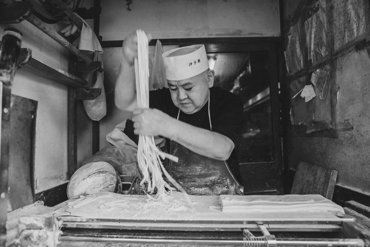 手打ちでうどんをつくる、「伊予路」の店主