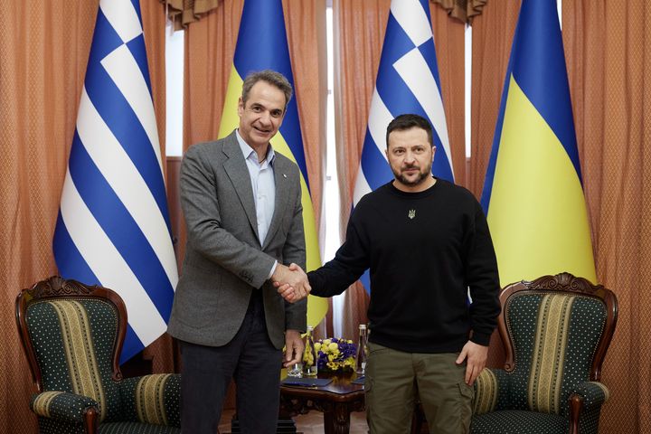Μητσοτάκης και Ζελένσκι επικοινώνησαν τηλεφωνικά με τον Πρωθυπουργό να επαναβεβαιώνει τον Ουκρανό Πρόεδρο για την στήριξη της Ελλάδας στην ευρωπαϊκή πορεία της Ουκρανίας
