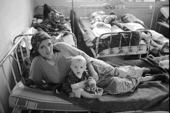 ΑΡΧΕΙΟ - Σε αυτή τη φωτογραφία αρχείου της 16ης Ιουλίου 1995, μια Βόσνια μουσουλμάνα πρόσφυγας και το παιδί της εικονίζονται στο νοσοκομείο της Σρεμπρένιτσα. Ο πόλεμος στη Βοσνία τον Απρίλιο του 1992 μέχρι τον Δεκέμβριο του 1995 ήταν ο πιο αιματηρός από τις συγκρούσεις που ξέσπασαν στα Βαλκάνια κατά τη διάλυση της Γιουγκοσλαβίας. (AP Photo, File)