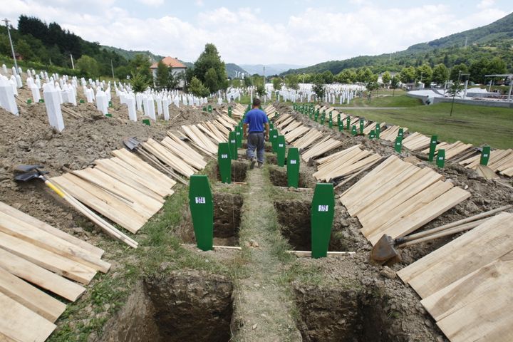 ΑΡΧΕΙΟ-- Σε αυτήν τη φωτογραφία αρχείου που τραβήχτηκε στις 11 Ιουλίου 2010, ένας άνδρας περπατά ανάμεσα σε φρεσκοσκαμμένους τάφους για τα θύματα της σφαγής της Σρεμπρένιτσα το 1995, πριν από μια μαζική ταφή των λειψάνων των θυμάτων στο μνημείο της Σρεμπρένιτσα. Ολλανδικό εφετείο έκρινε την Τρίτη 27 Ιουνίου 2017 ότι η κυβέρνηση ευθύνεται εν μέρει για τον θάνατο περίπου 300 μουσουλμάνων ανδρών που σκοτώθηκαν από τις σερβοβόσνιες δυνάμεις στη σφαγή της Σρεμπρένιτσα. ((AP Photo/Amel Emric)