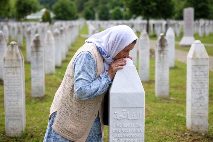 Η Sefika Mustafic φιλάει τον τάφο του γιου της, θύματος της γενοκτονίας της Σρεμπρένιτσα, στο Κέντρο Μνήμης στο Ποτοκάρι της Βοσνίας, Τετάρτη 22 Μαΐου 2024.