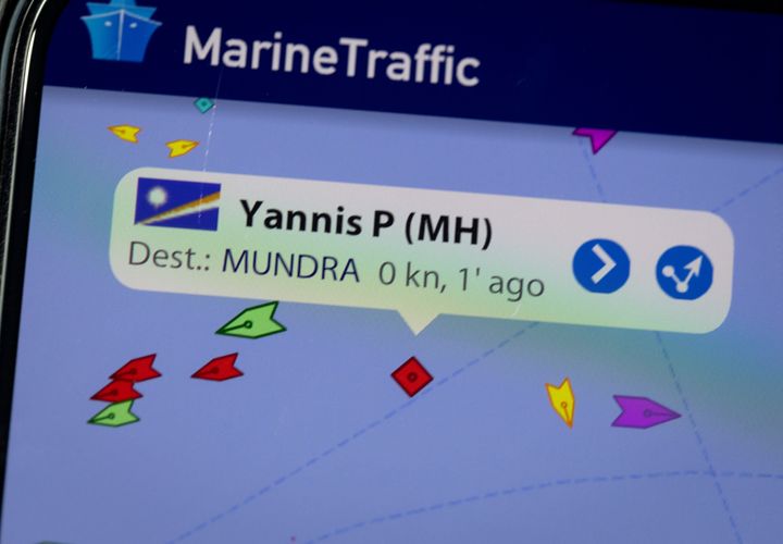 4 Αυγούστου 2023, Μεκλεμβούργο-Δυτική Πομερανία, Schwerin: Η τρέχουσα θέση του πετρελαιοφόρου «Yannis P» εμφανίζεται στην οθόνη ενός smartphone στην εφαρμογή «MarineTraffic».