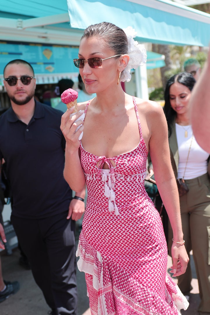 Bella Hadid usa um vestido vintage com estampa keffiyeh enquanto está na França para o Festival de Cinema de Cannes de 2024, na quarta-feira.