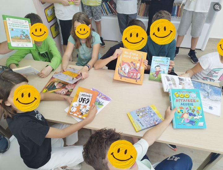 Τα παιδιά του 18ου Δημοτικού Σχολείου Καβάλας μόλις έχουν παραλάβει τα βιβλία τους