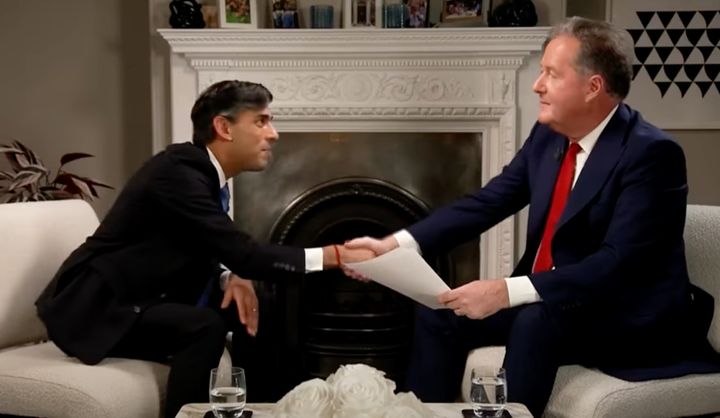 Piers Morgan shaking hands with Rishi Sunak over their £1,000 bet
