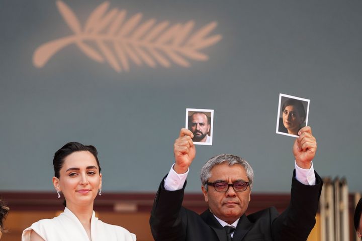 Σηκώνοντας τα χέρια με τις φωτογραφίες των πρωταγωνιστών του, σε μία κίνηση - δήλωση που κάνει ήδη τον γύρο του κόσμου. Φεστιβάλ Καννών, 24 Μαΐου 2024. Το κοινό μέσα στο Grand Théâtre Lumière τον υποδέχτηκε με θερμά χειροκροτήματα.