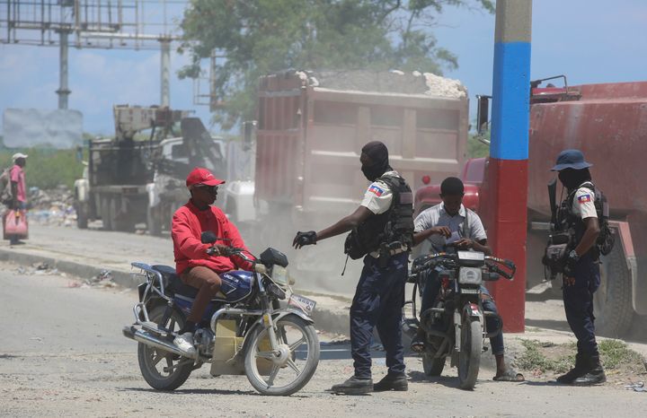 Η αστυνομία ελέγχει μοτοσικλετιστές κοντά στο αεροδρόμιο στο Πορτ-ο-Πρενς της Αϊτής, Παρασκευή 24 Μαΐου 2024