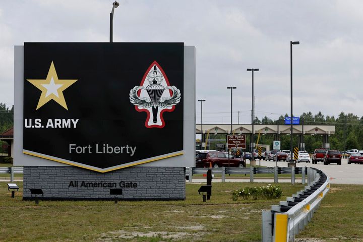 Der Fort Liberty-Marker erscheint am 2. Juni 2023 in North Carolina.