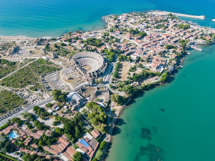 H Σίδη είναι μια αρχαία ελληνική πόλη στη νότια μεσογειακή ακτή της Τουρκίας κοντά στην Αττάλεια, ένα θέρετρο και ένα από τα πιο γνωστά κλασικά μνημεία της χώρας.
