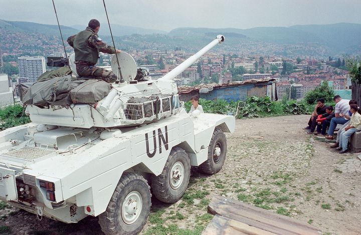 Αρχείο - Ένας στρατιώτης της ειρηνευτικής δύναμης των Ηνωμένων Εθνών κάθεται πάνω σε ελαφρύ τεθωρακισμένο, που είναι στραμμένο προς τις σερβικές γραμμές, σε ένα λόφο με θέα στο Σεράγεβο, στις 28 Μαΐου 1995. (AP Photo/Jerome Delay, File)