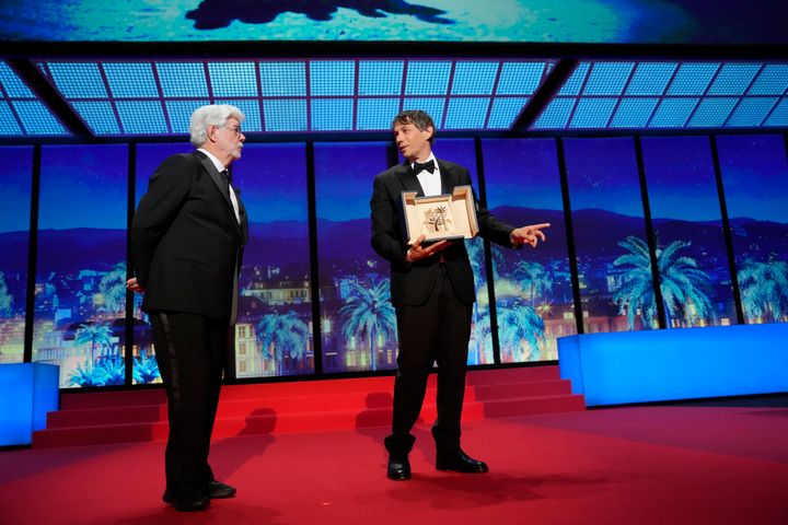 Ο νικητής Σον Μπέικερ με τον Τζορτζ Λούκας, ο οποίος και έκανε την απονομή του Χρυσού Φοίνικα. 25 Μαΐου 2024, 77ο Φεστιβάλ Καννών. (Photo by Andreea Alexandru/Invision/AP)