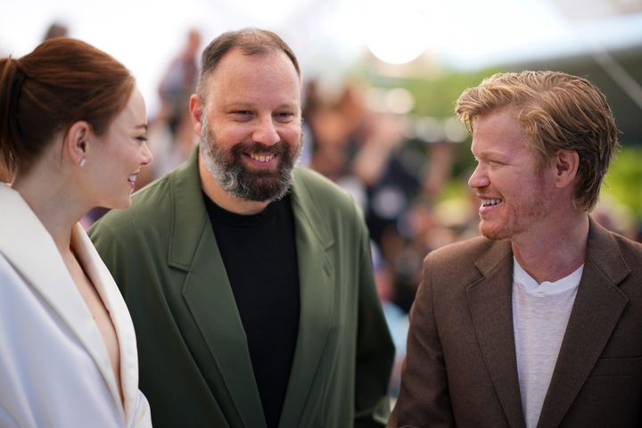 Ο Τζέσι Πλέμονς με τον Γιώργο Λάνθιμο και την Έμμα Στόουν στο Φεστιβάλ Καννών, 18 Μαΐου 2024. (Photo by Daniel Cole/Invision/AP)