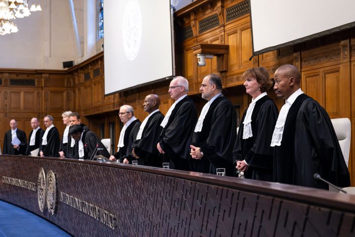 2024 年 5 月 24 日，海牙国际法院法官在南非要求加沙停火的听证会上起立。国际法院命令以色列 