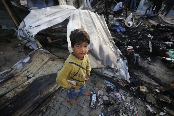 Αγοράκι στα συντρίμμια του καταυλισμού εσωτερικά εκτοπισμένων στη Ράφα, μετά τον ισραηλινό βομβαρδισμό (27 Μαϊου 2024)