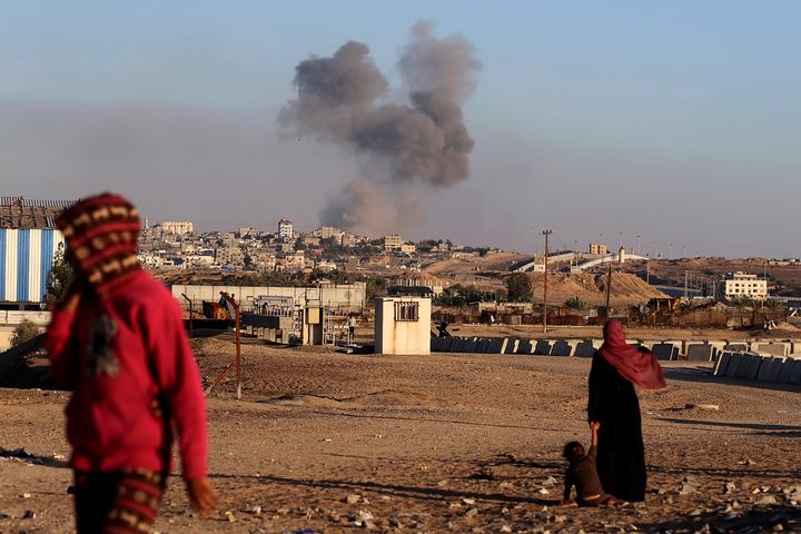 Καπνός υψώνεται μετά από ισραηλινή αεροπορική επιδρομή σε κτίρια κοντά στο διαχωριστικό τείχος μεταξύ Αιγύπτου και Ράφα, στη νότια Λωρίδα της Γάζας, Τρίτη, 7 Μαΐου 2024.