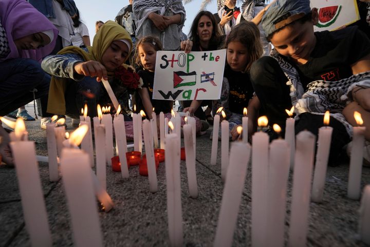 Παιδιά ανάβουν κεριά κατά τη διάρκεια πορείας κατά του Ισραήλ και σε ένδειξη αλληλεγγύης προς τους Παλαιστίνιους στη νότια πόλη Ράφα της Γάζας, στην παραλία της Μεσογείου στη Βηρυτό του Λιβάνου, Δευτέρα 27 Μαΐου 2024.