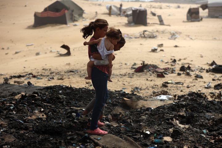 Ο κατεστραμμένος από τον βομβαρδισμό καταυλισμός εκτοπισμένων κατοίκων της Γάζας στην Ράφα 