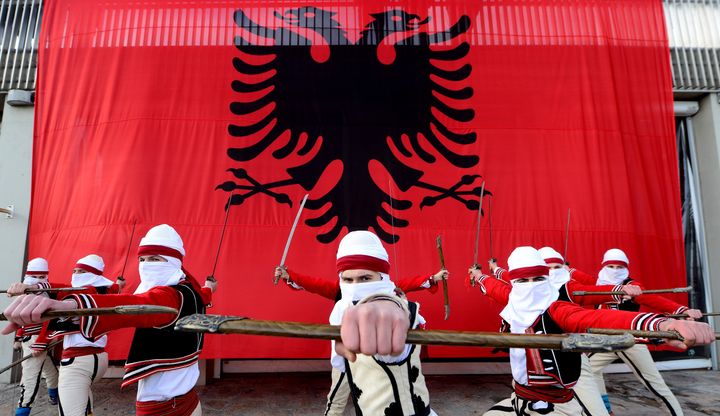 ΣΚΌΠΙΑ, Νοέμβριος 2017 : Αλβανοί στα Σκόπια με παραδοσιακές φορεσιές παρουσιάζουν παραδοσιακό χορό, καθώς γιορτάζουν την Ημέρα της Εθνικής Αλβανικής Σημαίας και την επέτειο της Ανεξαρτησίας της Αλβανίας. Η κοινότητα των Αλβανών αποτελεί περίπου το 25% του πληθυσμού των 2,1 εκατομμυρίων κατοίκων της Βόρειας Μακεδονίας (Φωτογραφία: Nake Batev/Anadolu Agency/Getty Images)