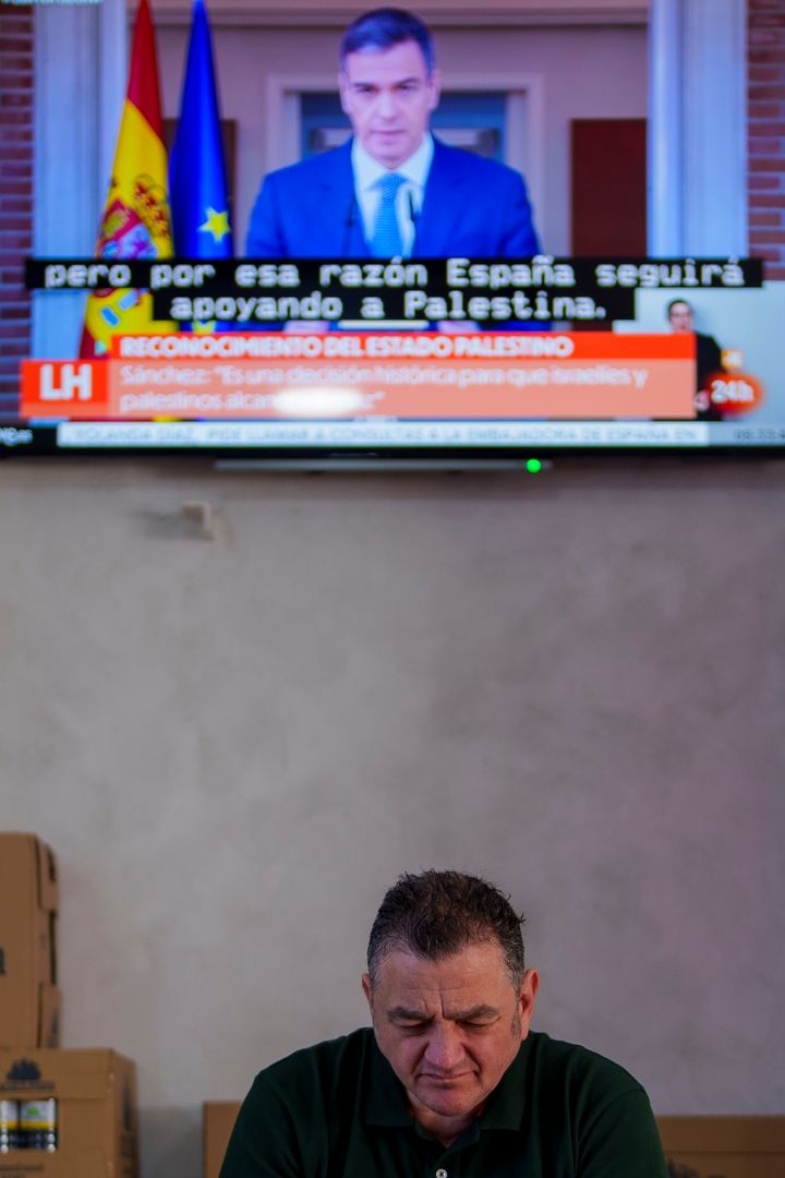 Ένας πελάτης κάθεται σε ένα εστιατόριο ενώ ο Ισπανός πρωθυπουργός Pedro Sanchez εμφανίζεται σε τηλεοπτική μετάδοση στο Rivas Vaciamadrid, Ισπανία, Τρίτη, 28 Μαΐου 2024. Ο πρωθυπουργός Pedro Sanchez λέει ότι το ισπανικό υπουργικό συμβούλιο θα αναγνωρίσει ένα παλαιστινιακό κράτος στη συνεδρίασή του την Τρίτη το πρωί καθώς ιευρύνεται το ρήγμα ανάμεσα σε χώρες της Ευρωπαϊκής Ένωσης με το Ισραήλ. (AP Photo/Manu Fernandez)