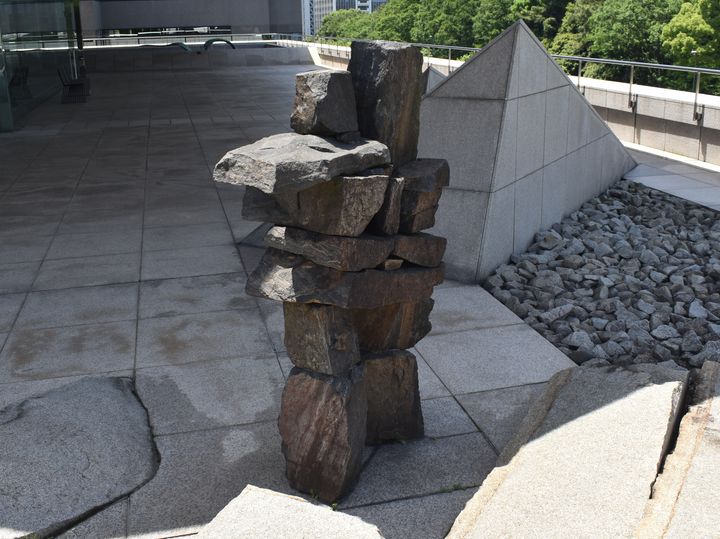 「イヌクシュック」と、ロッキー山脈を表す三角の石（右奥）