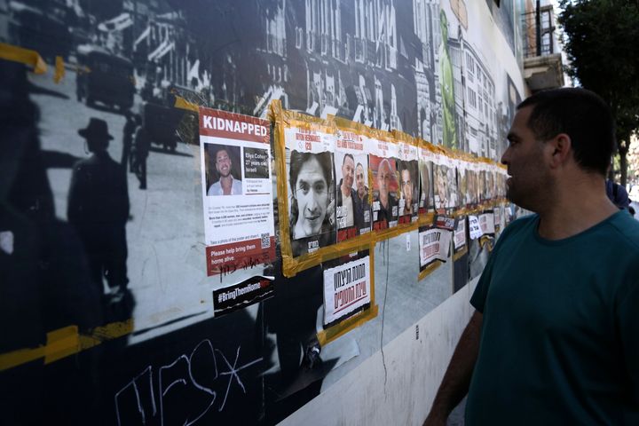 Ένας άνδρας κοιτάζει μια αφίσα του Oryon Hernandez Radoux, 30 (δεύτερος αριστερά) ο οποίος σκοτώθηκε στις 7 Οκτωβρίου 2023, δίπλα σε αφίσες με ομήρους που κρατάει από εκείνη την ημέρα η Χαμάς στη Λωρίδα της Γάζας. Κεντρική Ιερουσαλήμ, Παρασκευή 24 Μαΐου 2024. (AP Photo/Mahmoud Illean)
