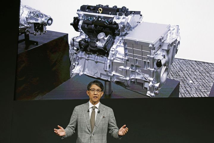 Ο Koji Sato, διευθύνων σύμβουλος της Toyota Motor Corp., μιλάει κατά τη διάρκεια μιας συνέντευξης Τύπου στο Τόκιο, Τρίτη, 28 Μαΐου 2024. «Ένας κινητήρας αναγεννήθηκε». λέει, ανακοινώνοντας μια φουτουριστική στροφή στον παραδοσιακό κινητήρα εσωτερικής καύσης. (Kyodo News via AP)