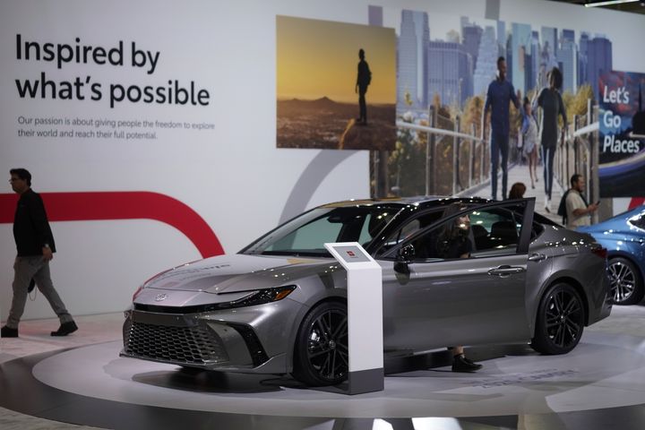 Tο νέο πλήρως ηλεκτροκίνητο μοντέλο Toyota Camry 2025 που εκτίθεται στο AutoMobility LA Auto Show, Πέμπτη, 16 Νοεμβρίου 2023, στο Λος Άντζελες. (AP Photo/Damian Dovarganes)
