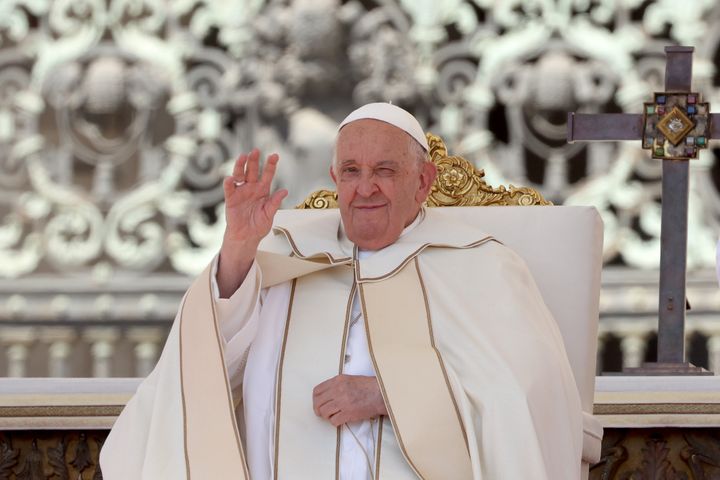 Ο Πάπας Φραγκίσκος παρακολουθεί τη λειτουργία στην πλατεία του Αγίου Πέτρου για την πρώτη Παγκόσμια Ημέρα του Παιδιού στις 26 Μαΐου 2024 στην Πόλη του Βατικανού, Βατικανό.