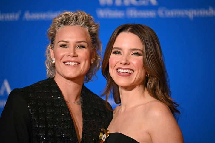 Ashlyn Harris und Sophia Bush kommen am 27. April zum Abendessen der Korrespondentenvereinigung des Weißen Hauses.