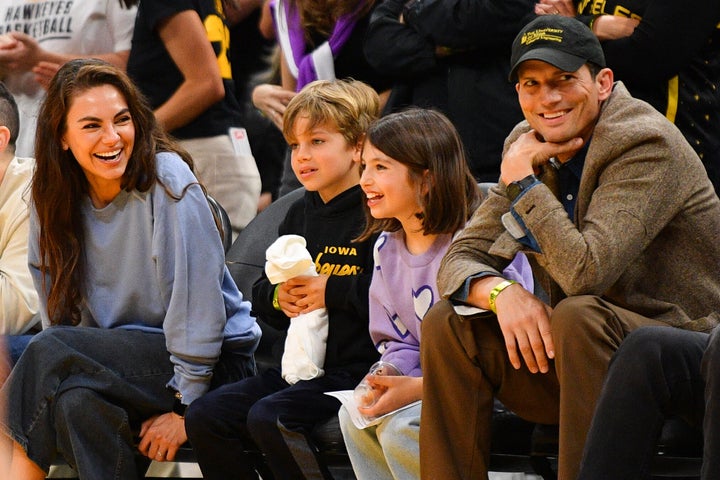 Mila Kunis e Ashton Kutcher e seus filhos assistem ao jogo entre Indiana Fever e Los Angeles Sparks em 24 de maio na Crypto.com Arena em Los Angeles.