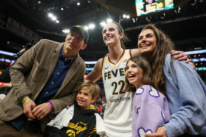 Clark posiert für ein Foto mit Ashton Kutcher und Mila Kunis nach ihrem Sieg über die Los Angeles Sparks am 24. Mai.