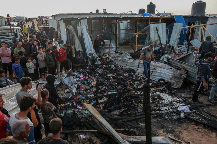 Παλαιστίνιοι κοιτάζουν την καταστροφή μετά από ισραηλινό χτύπημα όπου διέμεναν εκτοπισμένοι στη Ράφα, στη Λωρίδα της Γάζας, Δευτέρα 27 Μαΐου 2024