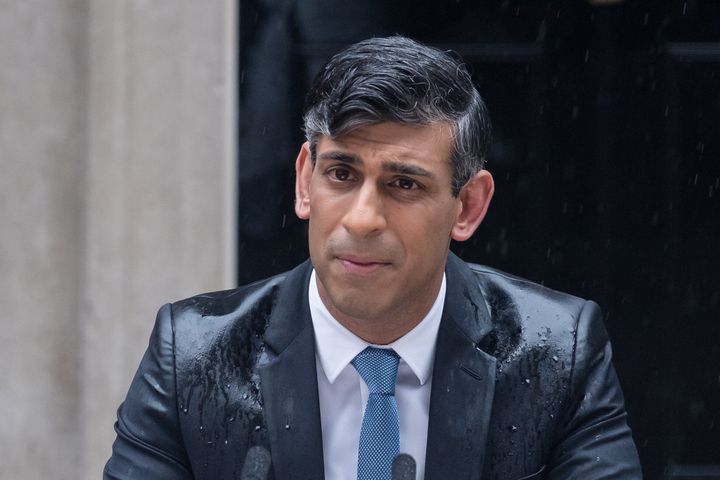 Der britische Premierminister Rishi Sunak gab am 22. Mai bei strömendem Regen vor der Downing Street 10 in London eine Erklärung ab, in der er ankündigte, dass die britischen Parlamentswahlen am 4. Juli stattfinden würden.