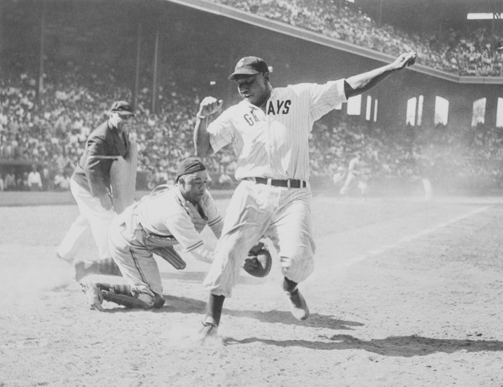 Josh Gibson é eliminado pelo receptor durante o jogo de beisebol East-West All Star Negro de 1944, no Comiskey Park, em Chicago. Gibson agora deterá o recorde de melhor média de rebatidas em uma única temporada.