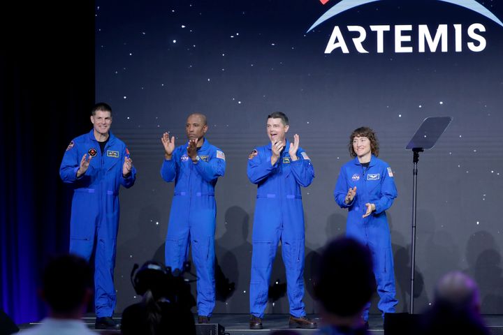 アルテミス計画2で月周回飛行を行う4人の宇宙飛行士ら