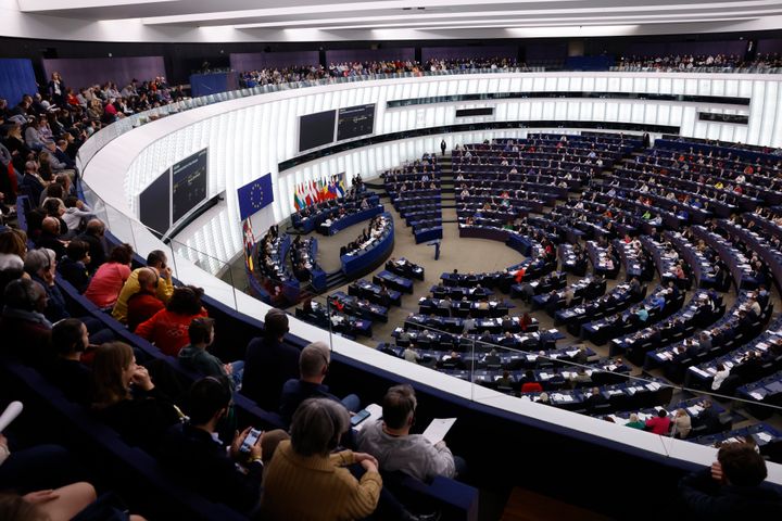 ΑΡΧΕΙΟ - Τα μέλη του Ευρωπαϊκού Κοινοβουλίου παρευρίσκονται στην τελευταία σύνοδο πριν από τις επερχόμενες ευρωπαϊκές εκλογές, στις 25 Απριλίου 2024 στο Ευρωπαϊκό Κοινοβούλιο στο Στρασβούργο, στην ανατολική Γαλλία. Περίπου 400 εκατομμύρια πολίτες της ΕΕ προσέρχονται στις κάλπες το Σαββατοκύριακο 8-9 Ιουνίου για να εκλέξουν τα μέλη του Ευρωπαϊκού Κοινοβουλίου σε ένα από τα μεγαλύτερα παγκόσμια δημοκρατικά γεγονότα. (AP Photo/Jean-Francois Badias, File)