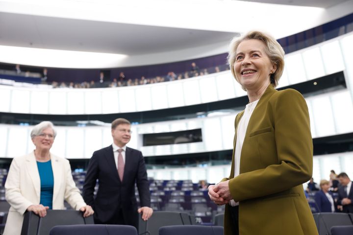ΑΡΧΕΙΟ - Η Πρόεδρος της Ευρωπαϊκής Επιτροπής Ούρσουλα φον ντερ Λάιεν φτάνει στην τελετή για τον εορτασμό της 20ης επετείου από τη διεύρυνση της ΕΕ το 2004, στις 24 Απριλίου 2024 στο Ευρωπαϊκό Κοινοβούλιο στο Στρασβούργο, στην ανατολική Γαλλία. Περίπου 400 εκατομμύρια πολίτες της ΕΕ προσέρχονται στις κάλπες το Σαββατοκύριακο 8-9 Ιουνίου 2024 για να εκλέξουν τα μέλη του Ευρωπαϊκού Κοινοβουλίου σε ένα από τα μεγαλύτερα παγκόσμια δημοκρατικά γεγονότα. (AP Photo/Jean-Francois Badias, File)