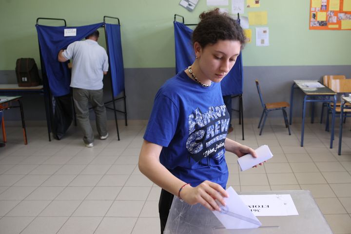 Μια πολίτης νέα σε ηλικία ψηφίζει για τον 2ο γύρο των γενικών εκλογών σε εκλογικό τμήμα στην Αθήνα, Ελλάδα, στις 25 Ιουνίου 2023. (Photo by Ayhan Mehmet/Anadolu Agency via Getty Images)