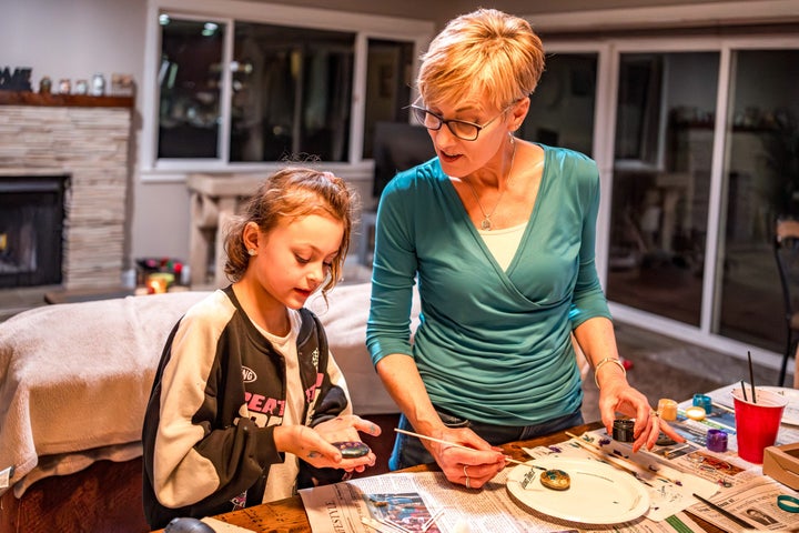 Ella und ihre Ersatzgroßmutter Christine haben Spaß daran, Projekte zu basteln.