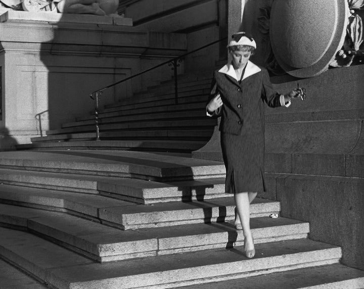 Cindy Sherman Untitled Film Still #22, 1978. Εκτύπωση ζελατινο-αλογονούχου αργύρου 20,3 x 25,4 εκ. / 8 x 10 ίντσες