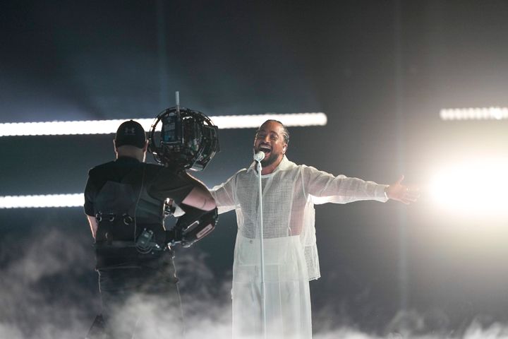 Ο Slimane στη φετινή Eurovision ερμηνεύοντας το «Mon amour, Σουηδία 9 Μαΐου 2024. (AP Photo/Martin Meissner)