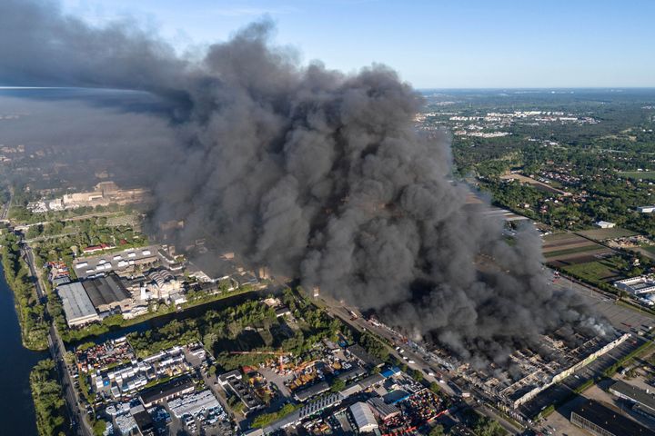 Μαύροι καπνοί ξεπηδούν από ένα φλεγόμενο εμπορικό κέντρο στη Βαρσοβία - 12 Μαΐου 2024.