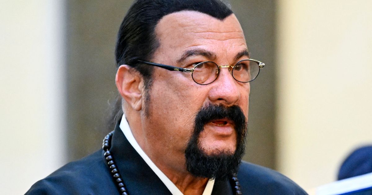 Steven Seagal Plays Putin’s Mouthpiece While Accepting Award In Russia