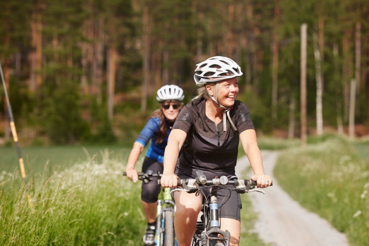 Ganz gleich, ob Sie Fahrrad fahren, schwimmen oder laufen, Bewegung kann auch bei Menschen mit Arthritis dazu beitragen, Schmerzen zu lindern. 