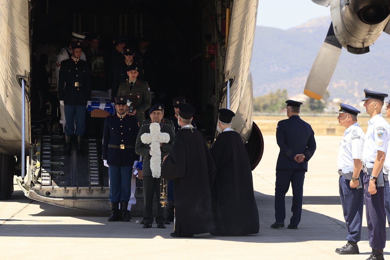 Στιγμιότυπο από την άφιξη και τελετή επαναπατρισμού των λειψάνων στην Ελευσίνα